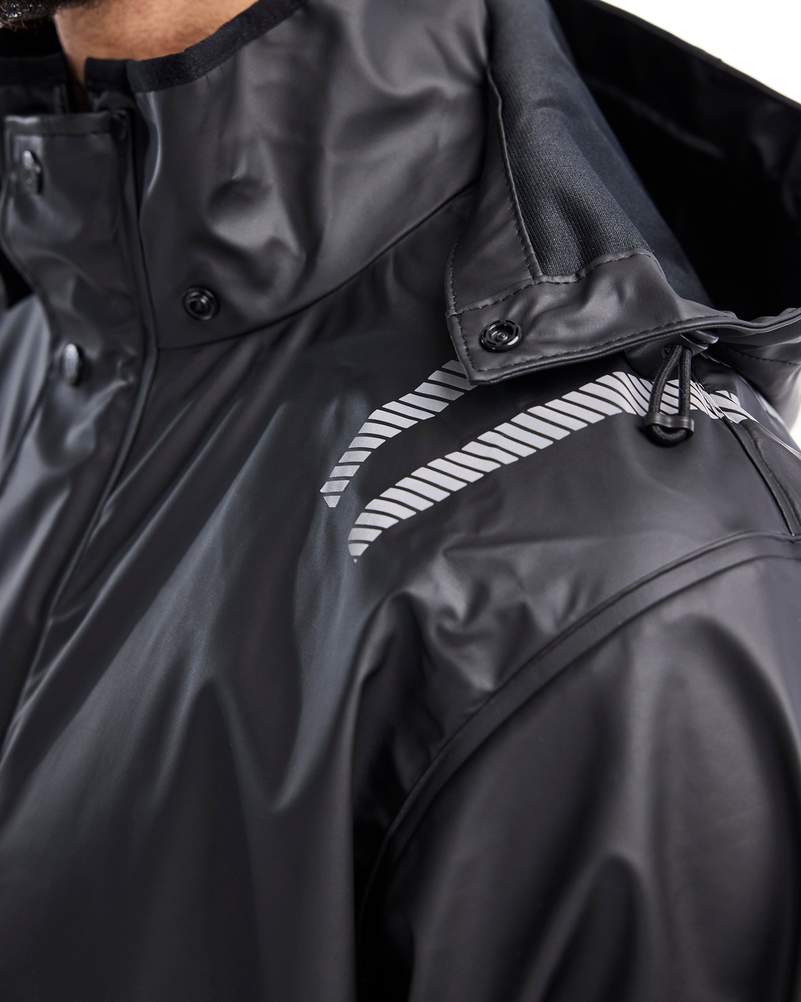 MANTEAU DE PLUIE À CAPUCHE AVEC DÉTAILS RÉFLÉCHISSANTS - Noir